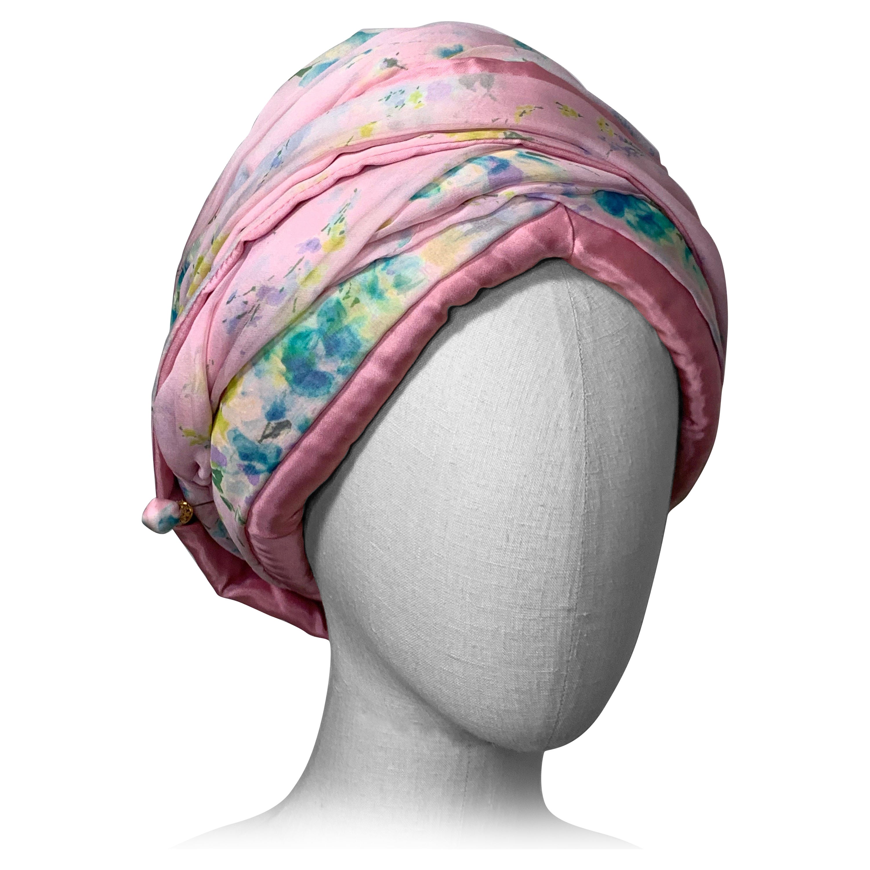 Maßgefertigter Frühling/Sommer Pastellrosa Chiffon-Turban mit zarter Blumendruck aus Chiffon im Angebot