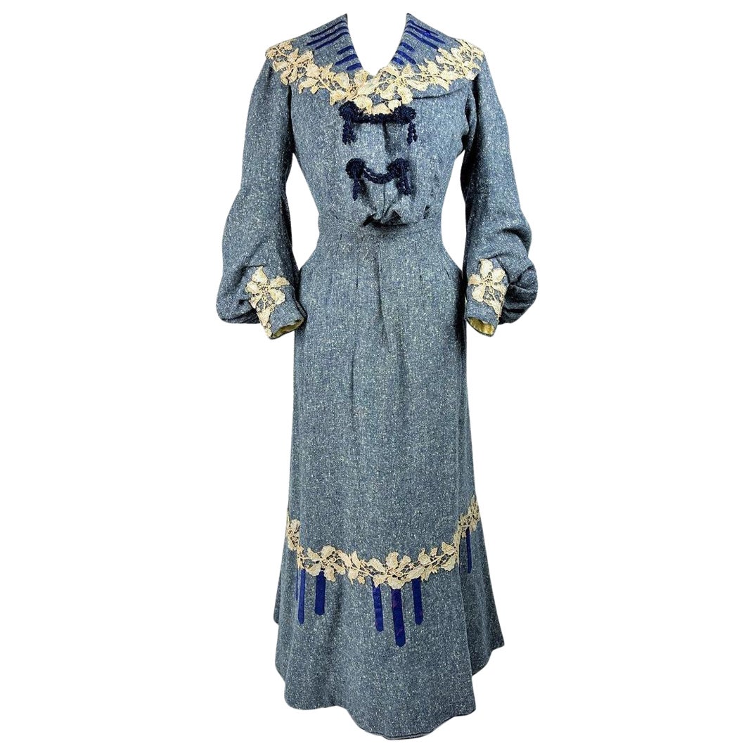 An Edwardian Winter day dress in blue Chiné wool - France Circa 1905 For Sale