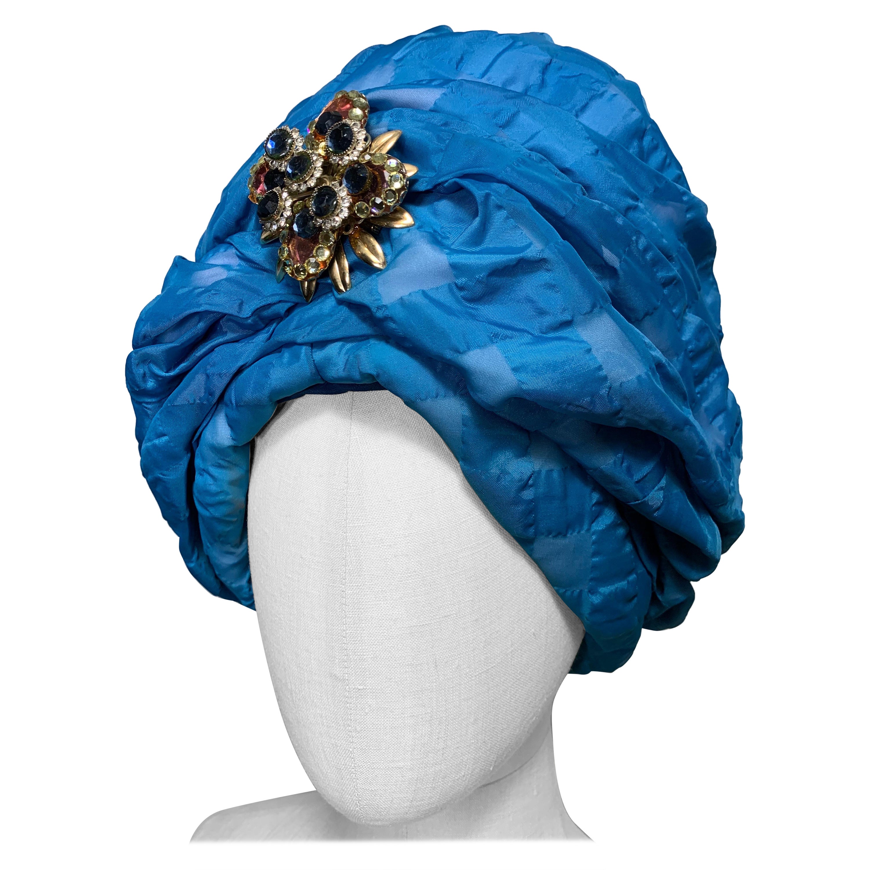 Maßgefertigter Frühling/Sommer Azurblauer Seersucker Check gepolsterter Turban mit Brosche im Angebot