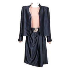 Ensemble haute couture Yves Saint Laurent avec veste, jupe, ceinture et haut à manches longues