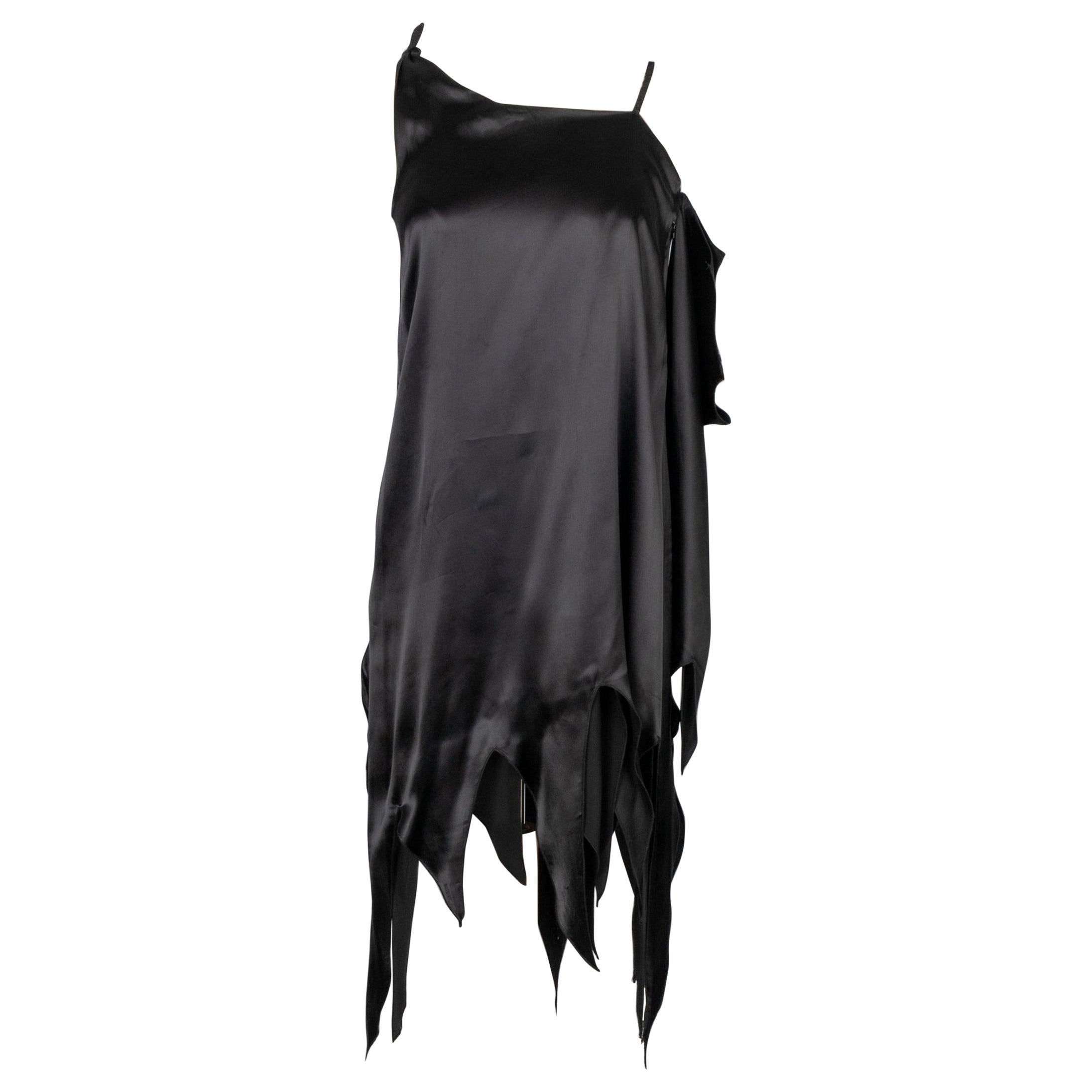 Robe asymétrique en satin noir de Givenchy en vente