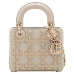 Mini sac Lady Dior platine métallisé en cuir d'agneau cannage avec broderie de perles