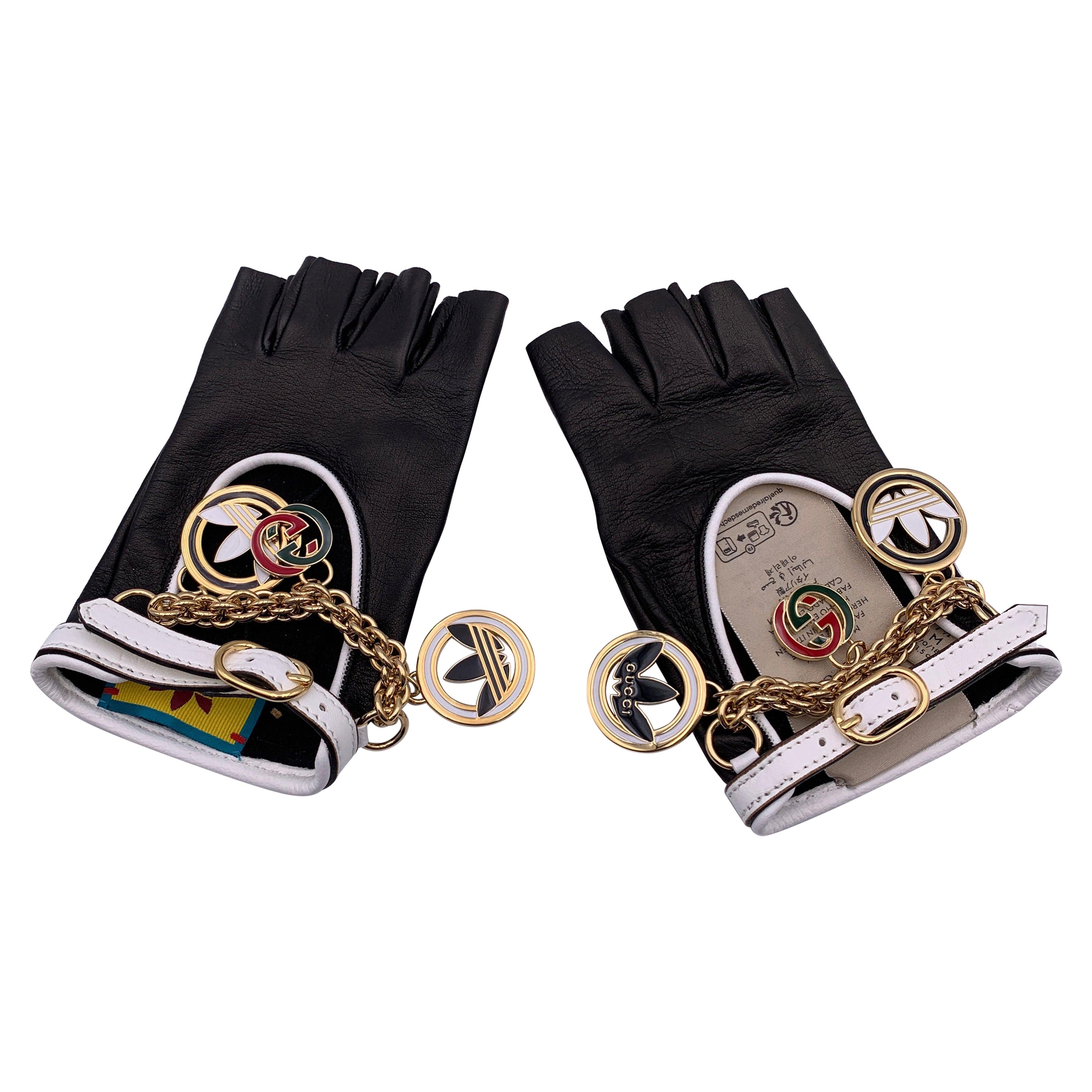 Gucci Adidas Schwarz Leder Driver Fingerlose Handschuhe Charms Größe 7,5 im Angebot