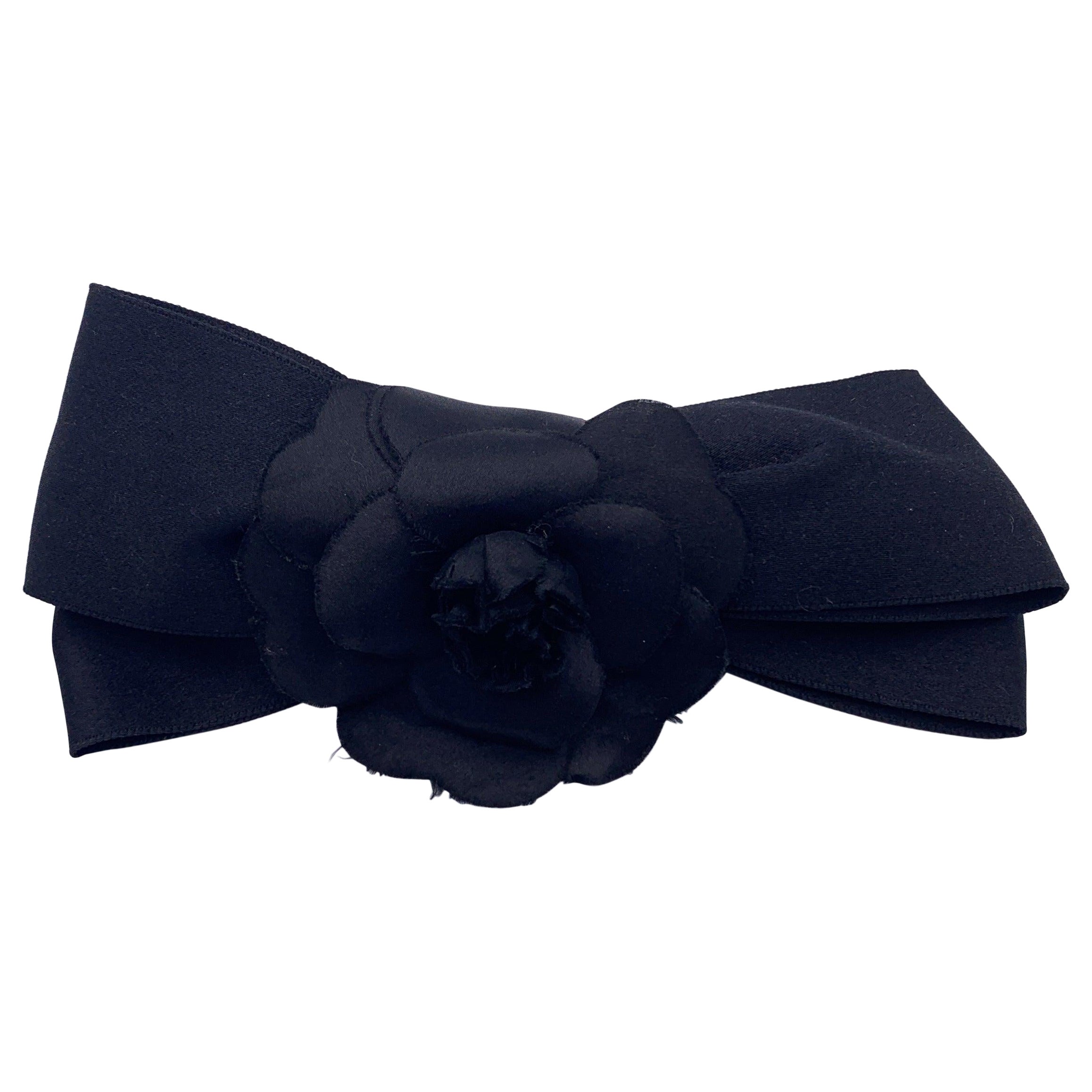 Chanel Vintage Black Satin Camellia Camelia Flower Bow Hair Clip en vente