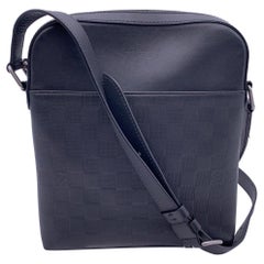 Damier Infini Leder District Pochette-Tasche von Louis Vuitton aus schwarzem Onyx