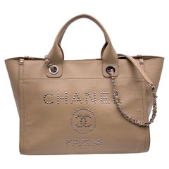 Chanel Beige Kaviar Leder Deauville Tote Umhängetasche mit Nieten