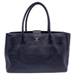 Chanel 2010er Schwarze Executive Tote Bag aus Leder mit Riemen aus Kieselsteinen