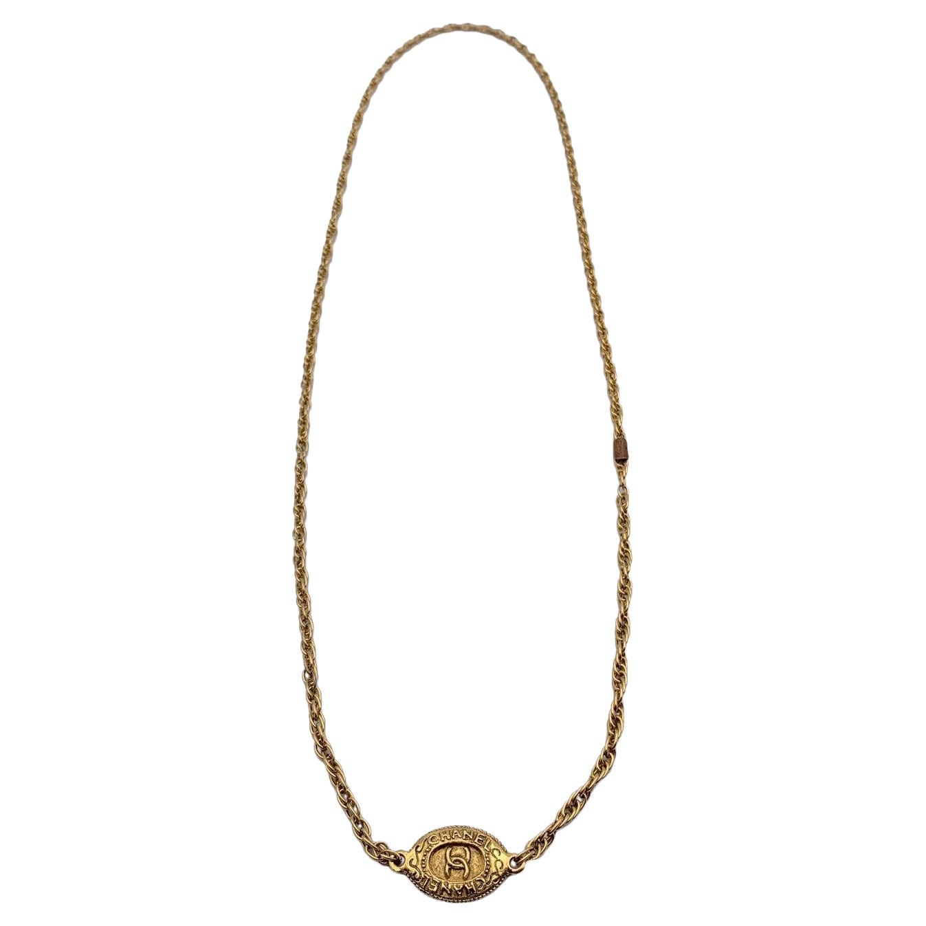 Chanel, collier long médaillon ovale vintage en métal doré, années 1970