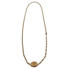 Chanel Vintage 1970, collana lunga ovale in metallo dorato con medaglione