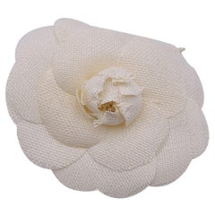 Chanel Broche fleur en tissu blanc Camelia Camellia