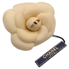 Chanel Broche vintage en tissu beige avec fleur de camélia et épingle