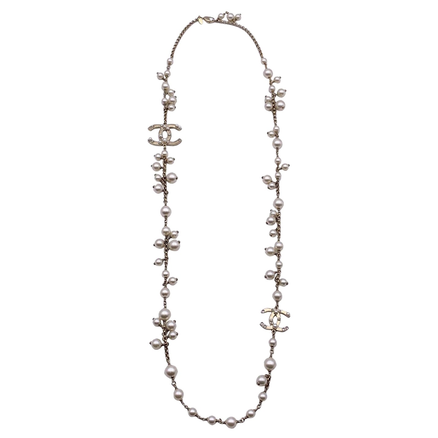 Chanel Hellgold Metallkette Lange Halskette Perlen mit CC Logo im Angebot