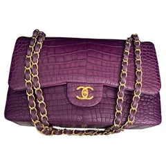 Chanel Borsa classica a doppia patta in alligatore viola con hardware dorato