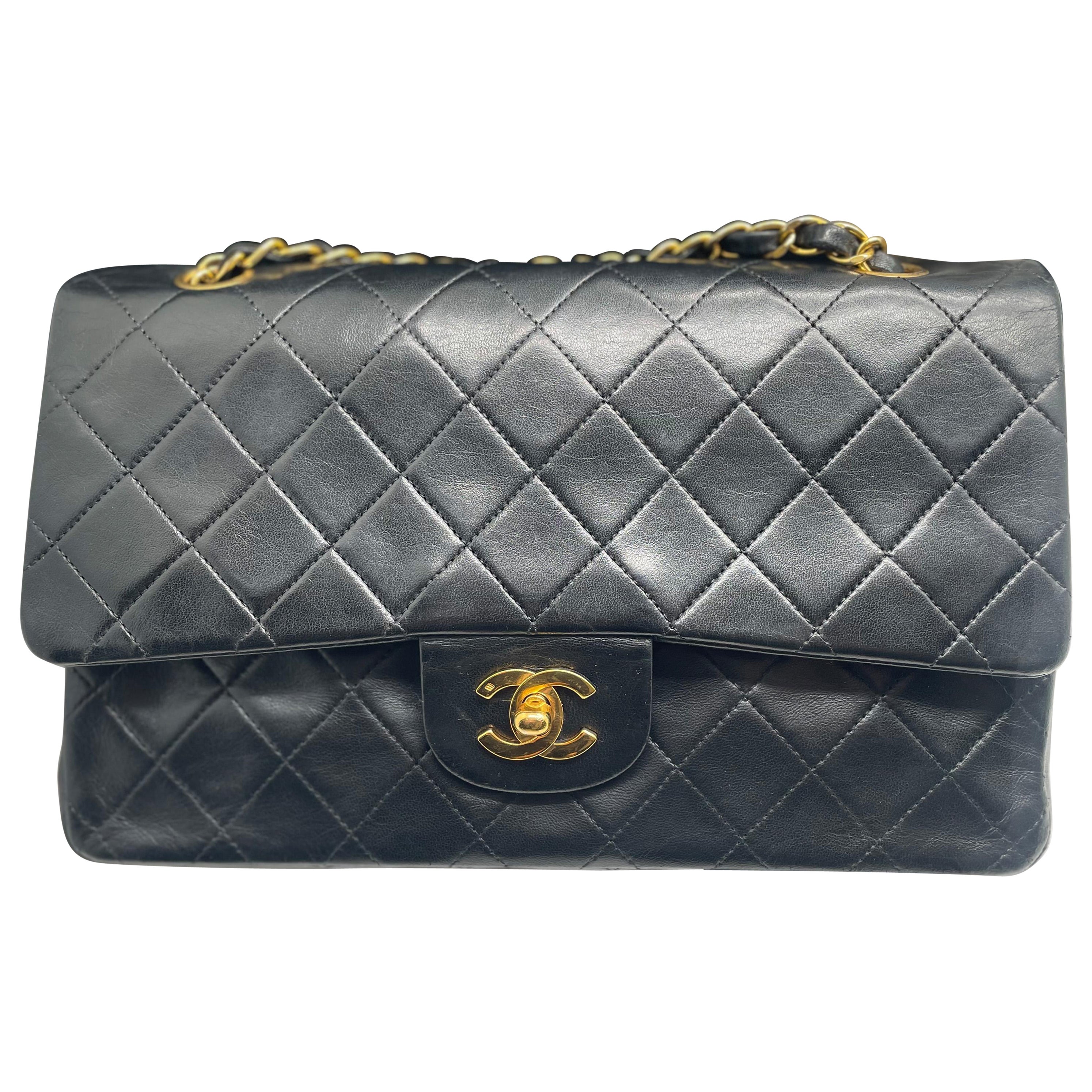 Sac à main Chanel Classique en agneau noir et métal doré 24 carats