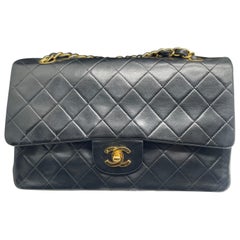 Chanel Classique Handtasche aus schwarzem Lammfell und 24-karätigem Goldmetall