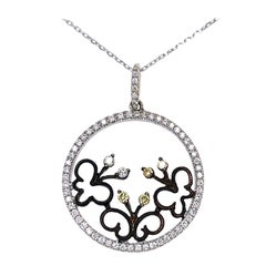 Pendentif papillon en or blanc 18 carats et diamants noirs et blancs naturels