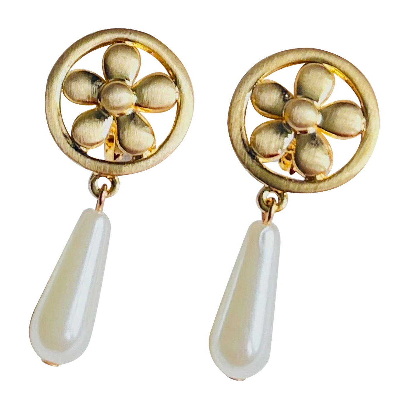 Runde durchbrochene lange Wassertropfen-Ohrclips mit weißer Perle und weißer Perle in Blumenform, Gänseblümchen im Angebot