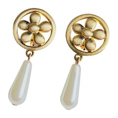 Boucles d'oreilles clips or fleur marguerite ronde ajourée longue goutte d'eau perle blanche