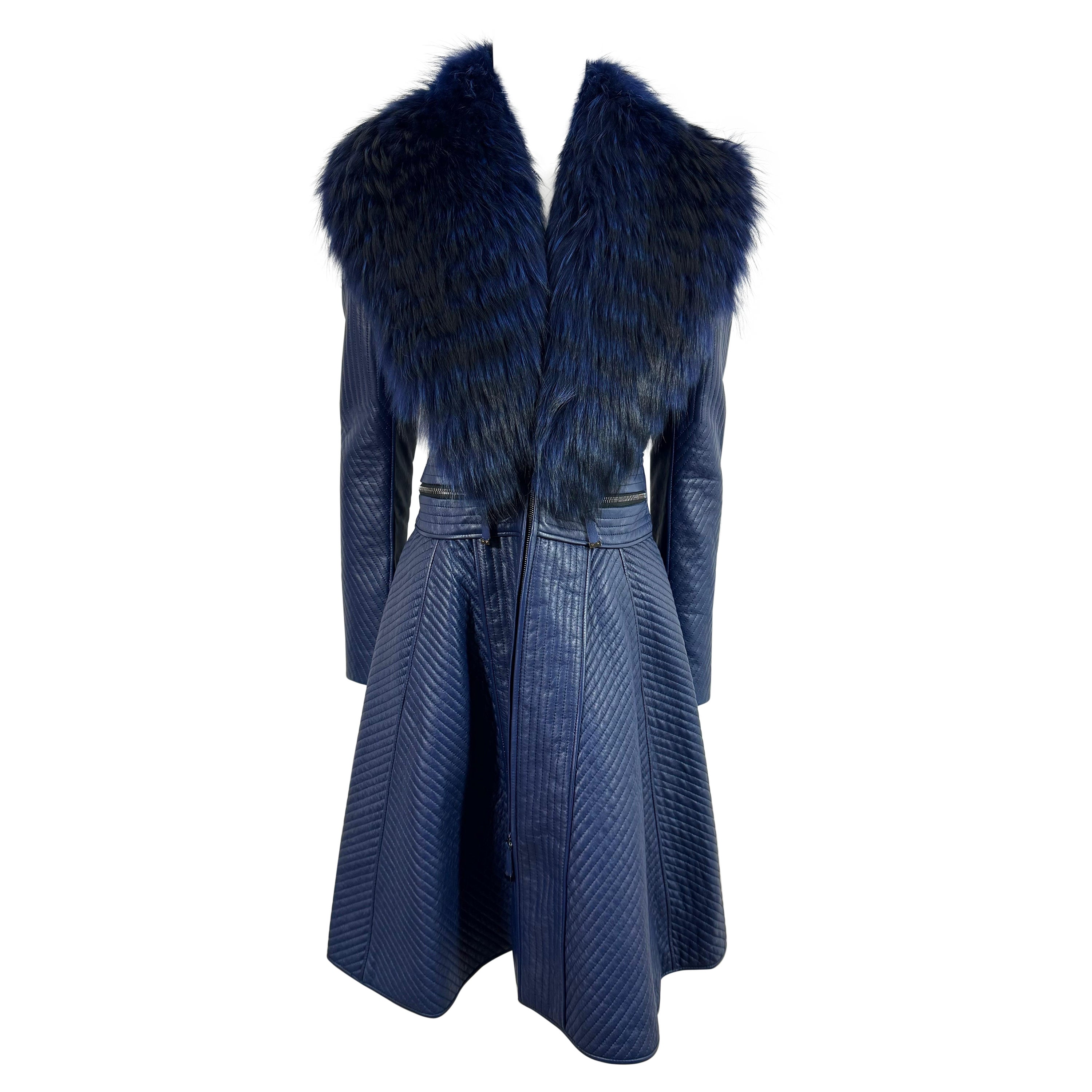 J Mendel Laufsteg Pre Fall 2014 Blaues gestepptes Ledermantelkleid mit Pelzkragen-Kleid-Größe 4 im Angebot