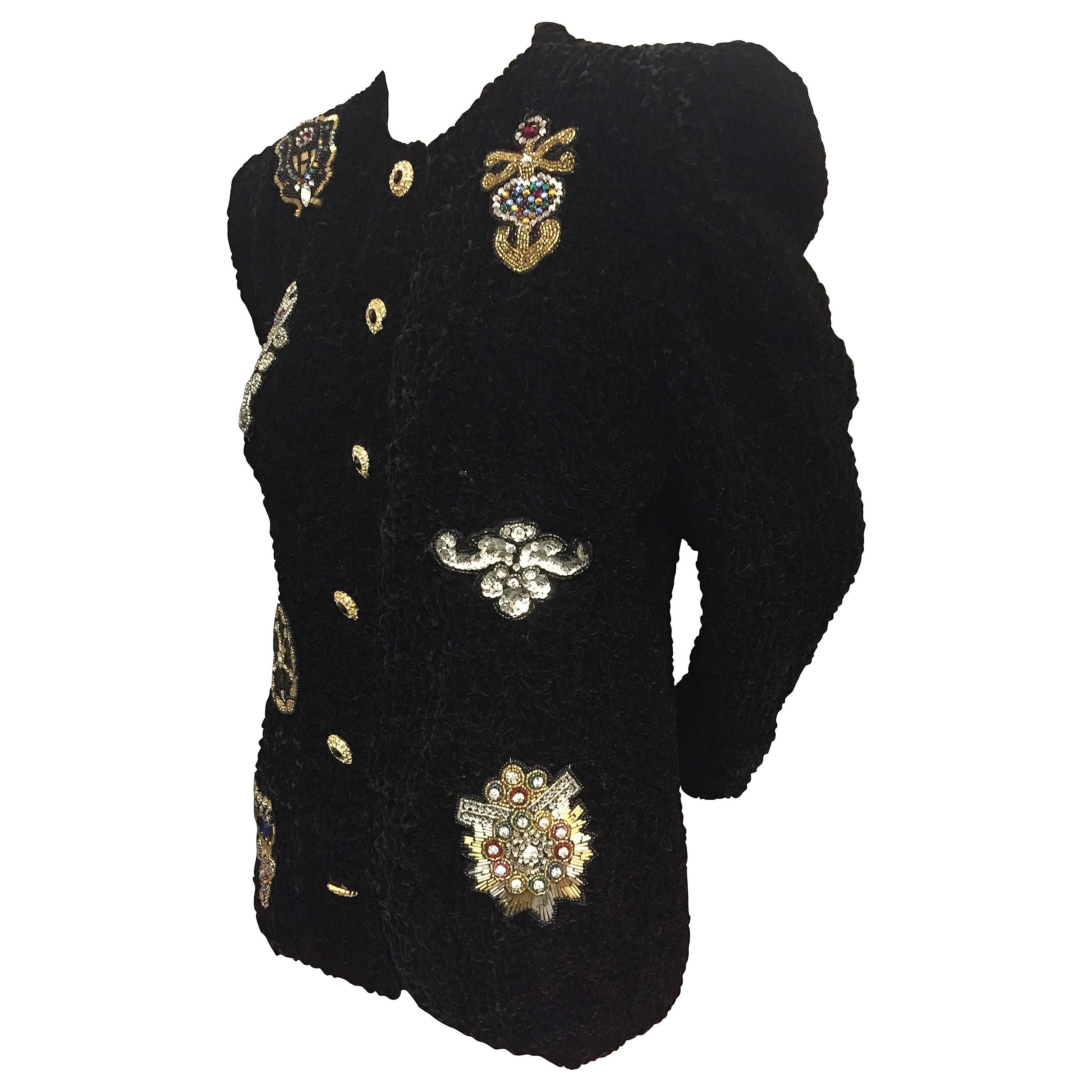 Veste de soirée en velours noir froncé des années 1980 avec médaillons appliqués à sequins et perles en vente