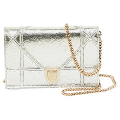 Dior Silberne Diorama-Clutch aus Craquelé-Lackleder mit Kette