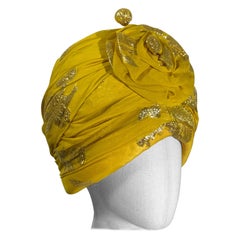 Turban jaune canari à motifs floraux en soie lamée, fait sur mesure avec fleur et épingle à chapeau