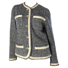 Veste Chanel en tweed classique noir/crème