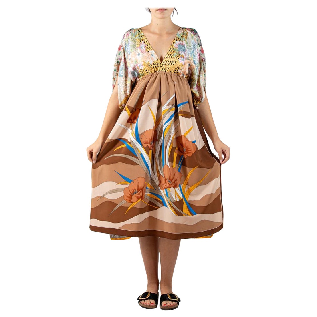 Morphew Collection Erdfarbenes, florales Kleid aus Seiden-Crepe de Chine mit 4 Schals im Angebot