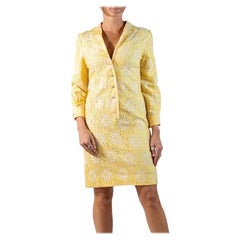Robe chemise en dentelle de coton jaune et blanche des années 1960