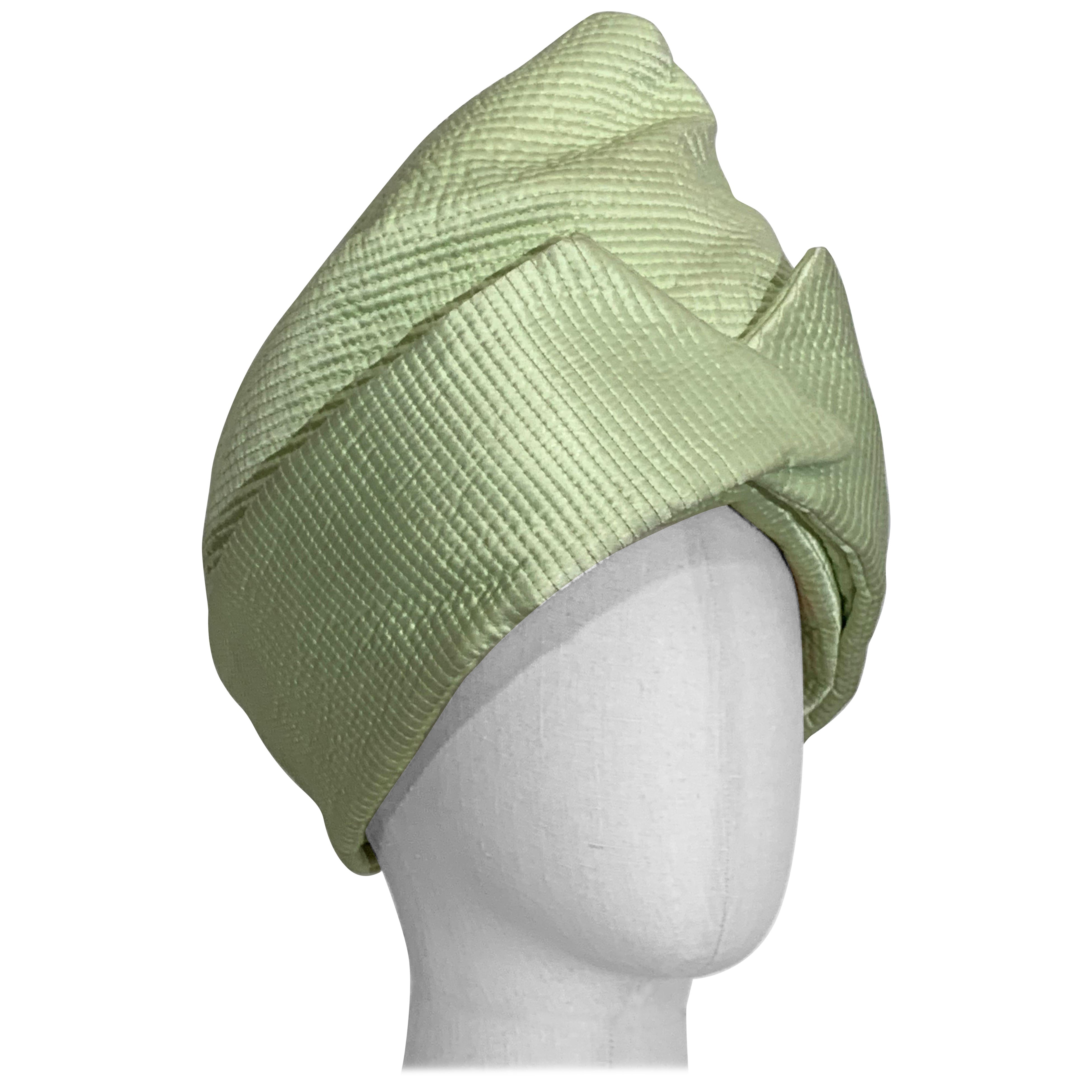 Maßgefertigte Frühjahr/Sommer Celadon gesteppte Seide Toque / Turban aus Seide  im Angebot