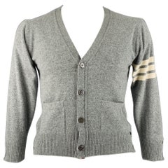 Cardigan à deux poches gris crème rayé en cachemire THOM BROWNE Taille L