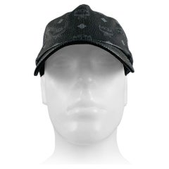 Chapeaux en PVC à logo noir et gris de MCM