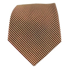 FENDI Burgundy Gold Diagonal Stripe Silk Tie (cravate en soie à rayures diagonales)