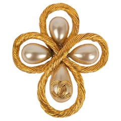 Vintage Chanel Brooch in Gold Metal and Pearly Drops, Fall 1994