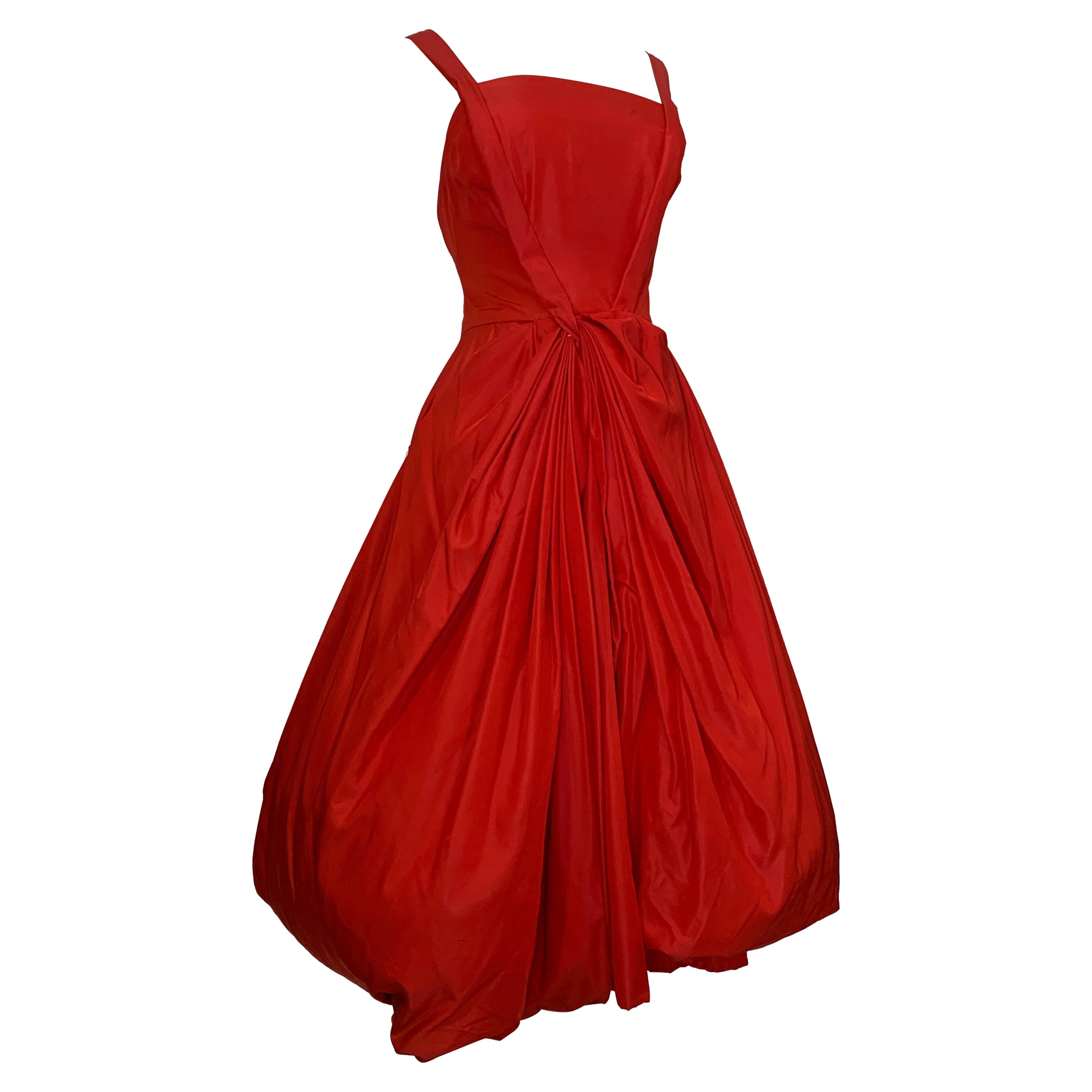 1950s Suzy Perette Red Silk Taffeta Cocktail Dress w Full Draped Skirt (Robe de cocktail en taffetas de soie rouge avec jupe drapée) en vente