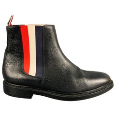 THOM BROWNE Chelsea-Stiefel in Schwarz, Rot und Weiß, Größe 9