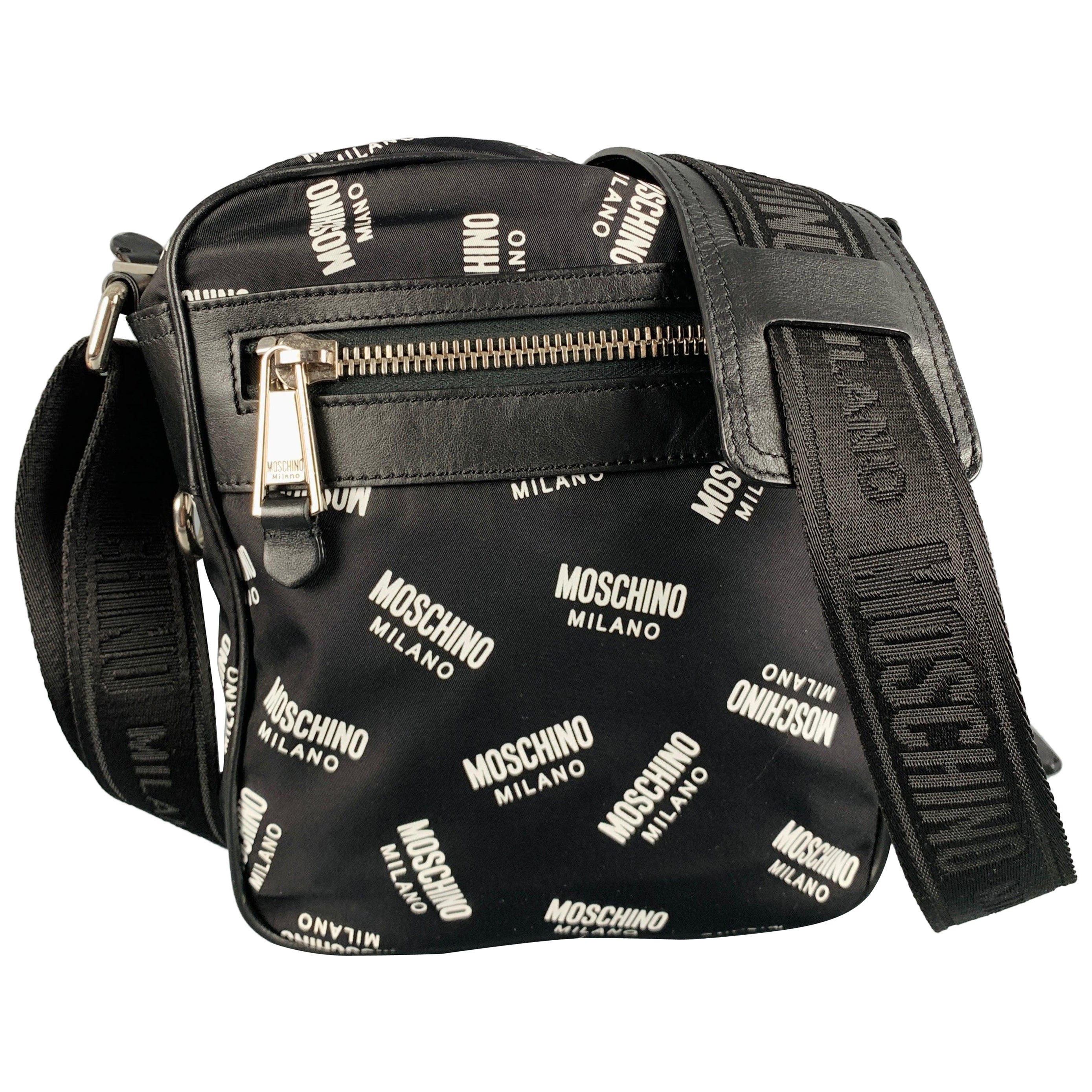 MOSCHINO Cross Body Bag aus Nylon mit schwarzem und weißem Logo im Angebot