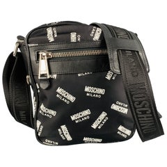 MOSCHINO Borsa a tracolla in nylon con logo bianco e nero