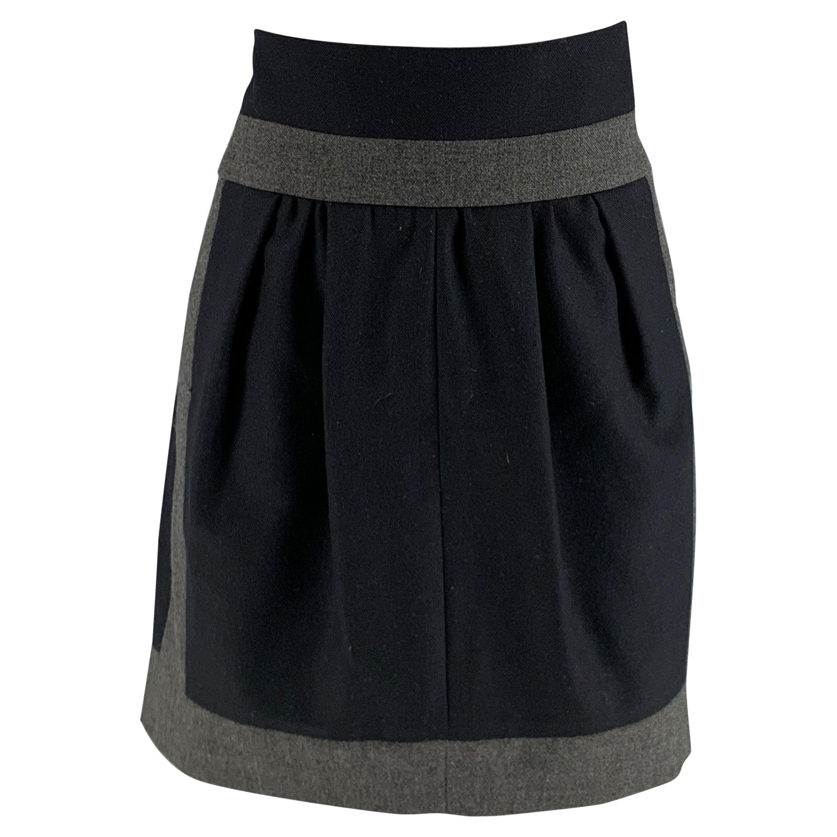 BRUNELLO CUCINELLI Size 6 Navy Grey Virgin Wool Color Block Pleated Skirt For Sale