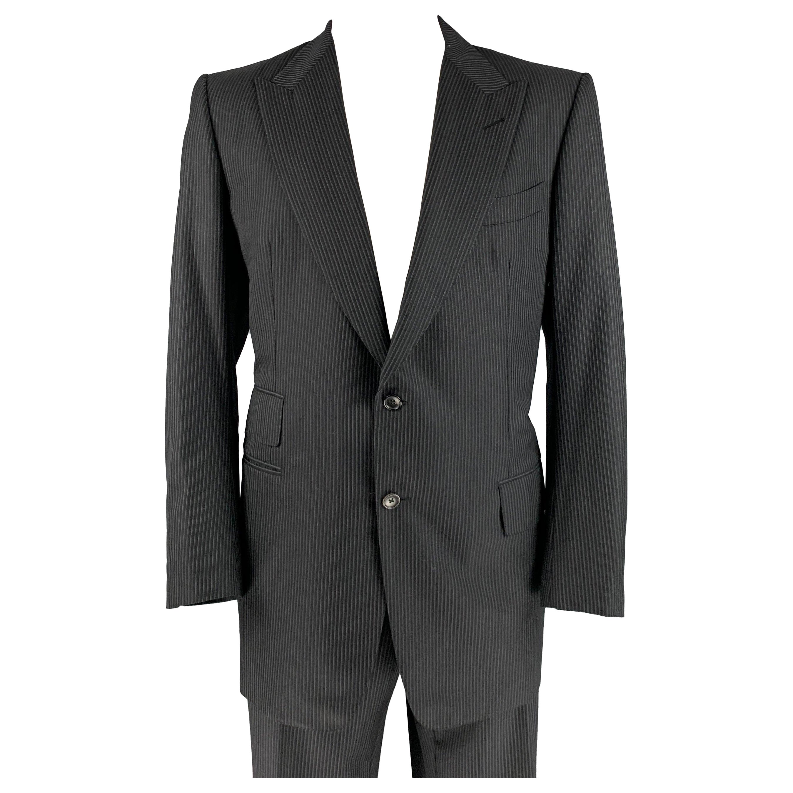 TOM FORD Taille 48 Costume long en laine à rayures noires et grises avec revers à pointe en vente