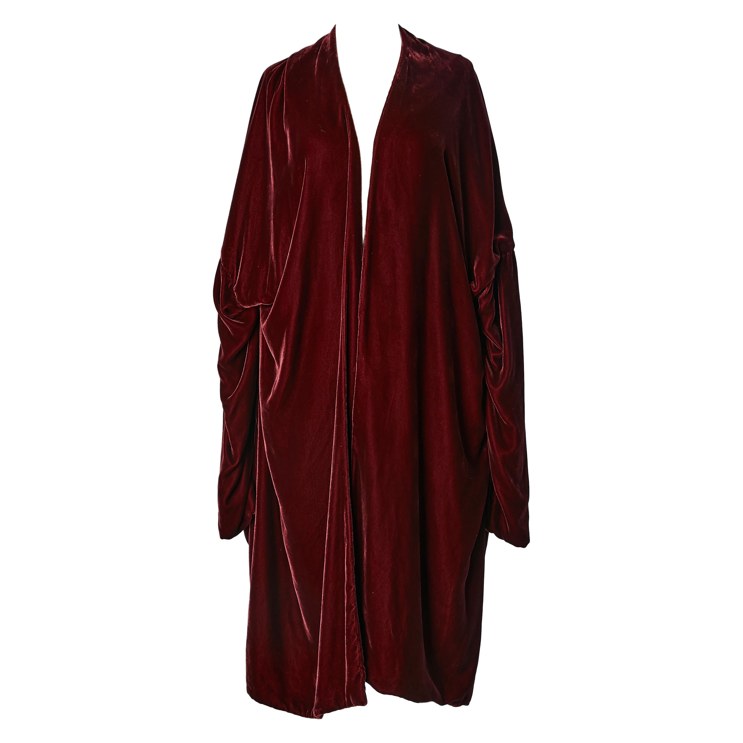 Burgunderfarbener Mantel aus Seidensamt Opéra  im Angebot