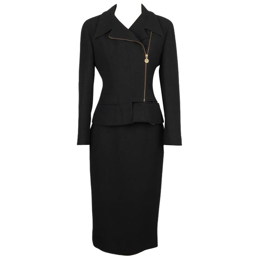 Chanel - Ensemble de tailleur en laine noire composé d'une veste et d'une jupe en vente