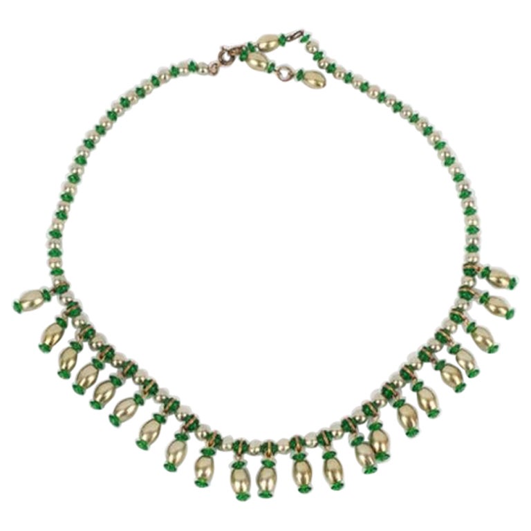 Kurze grüne Vintage-Halskette mit goldenem Metall im Angebot