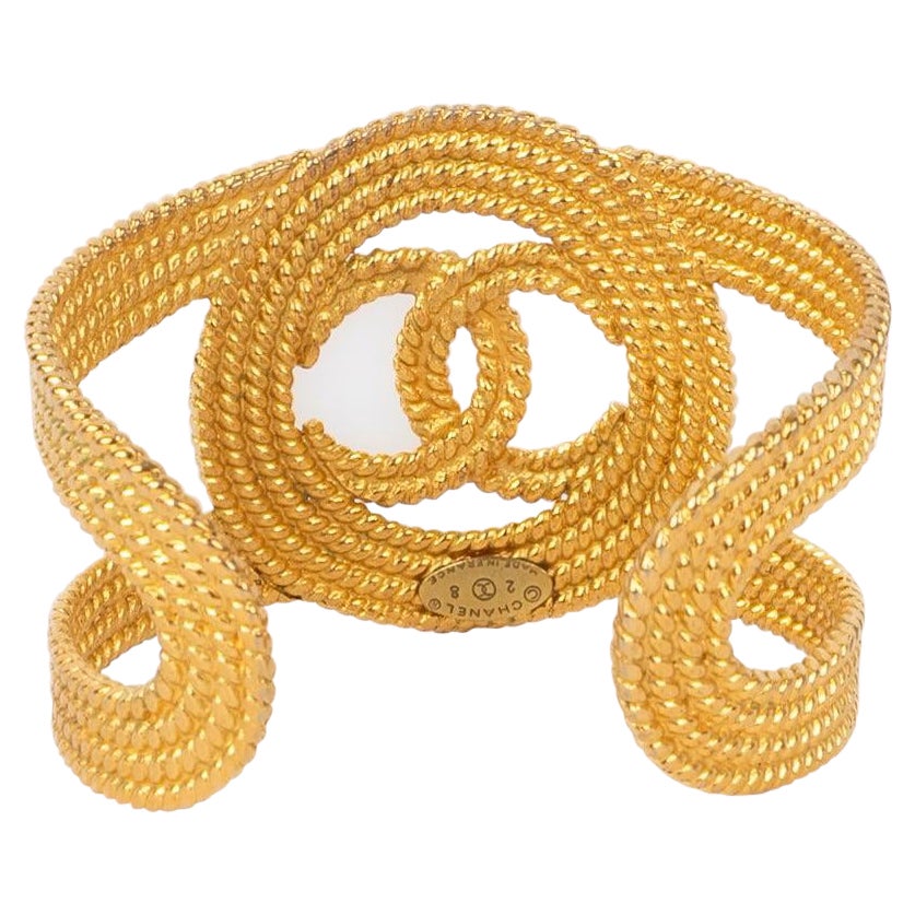 Bracelet manchette Chanel en métal doré ajouré, 2008 en vente