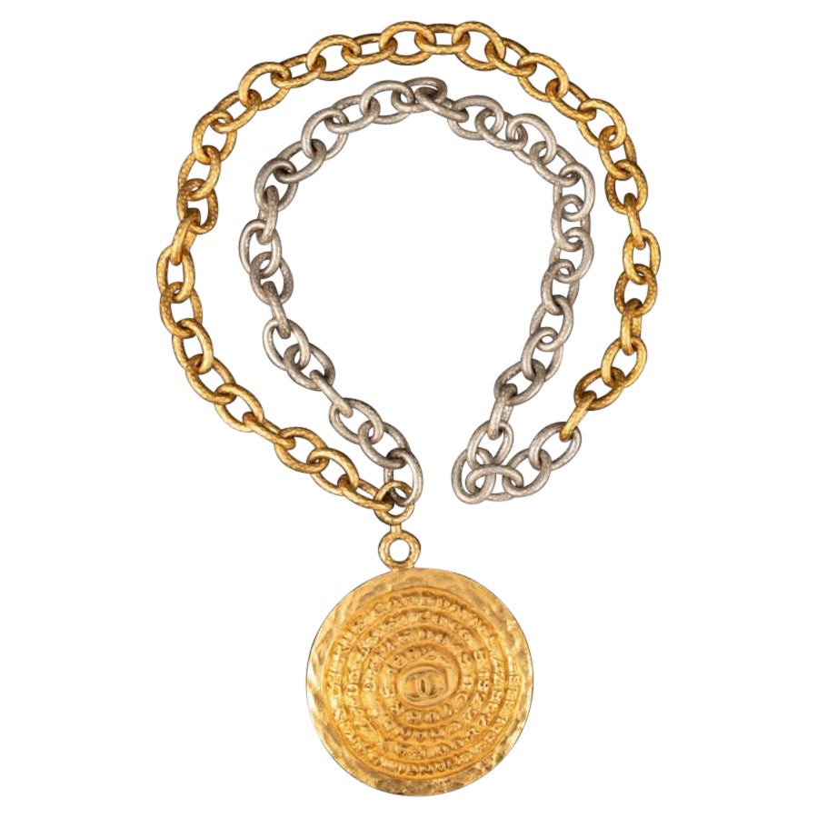 Chanel, collier chaîne en métal doré et argenté, printemps 1993 en vente