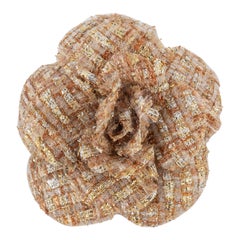 Chanel Tweed Kamelienbrosche aus Tweed