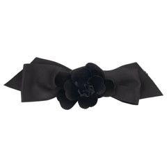 Accesorio para la cabeza Chanel Lazo negro con camelia de terciopelo