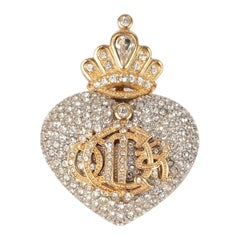 Broche Dior en forme de cœur avec couronne et ornée de strass