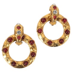 Chanel, boucles d'oreilles en métal doré de style byzantin, années 1980