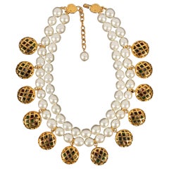 Collier "Cages" de Chanel avec breloques ajourées en métal doré